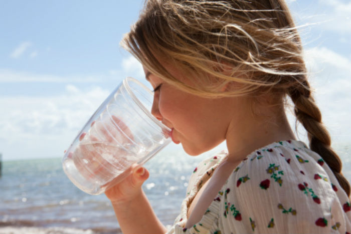 crianca tomando agua - Sarampo: Sintomas, Diagnóstico, Tratamento e Vacinação