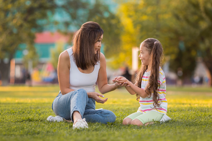 mae conversando com a filha - 6 Atitudes que ajudam a tornar o seu filho uma pessoa melhor no futuro