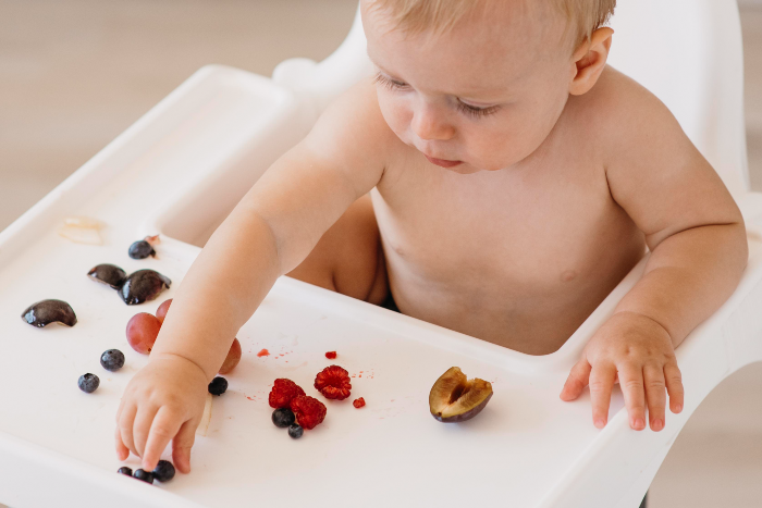 uma crianca comendo sozinha - 6 Atitudes que ajudam a tornar o seu filho uma pessoa melhor no futuro